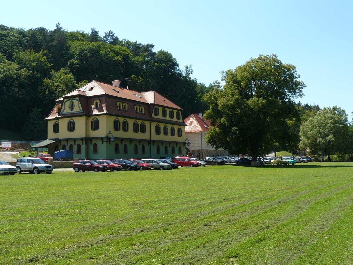 Lovecký zámeček Buchlovice Esterno foto