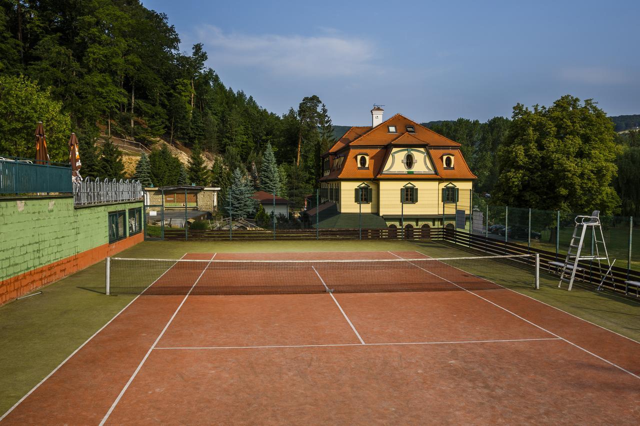 Lovecký zámeček Buchlovice Esterno foto