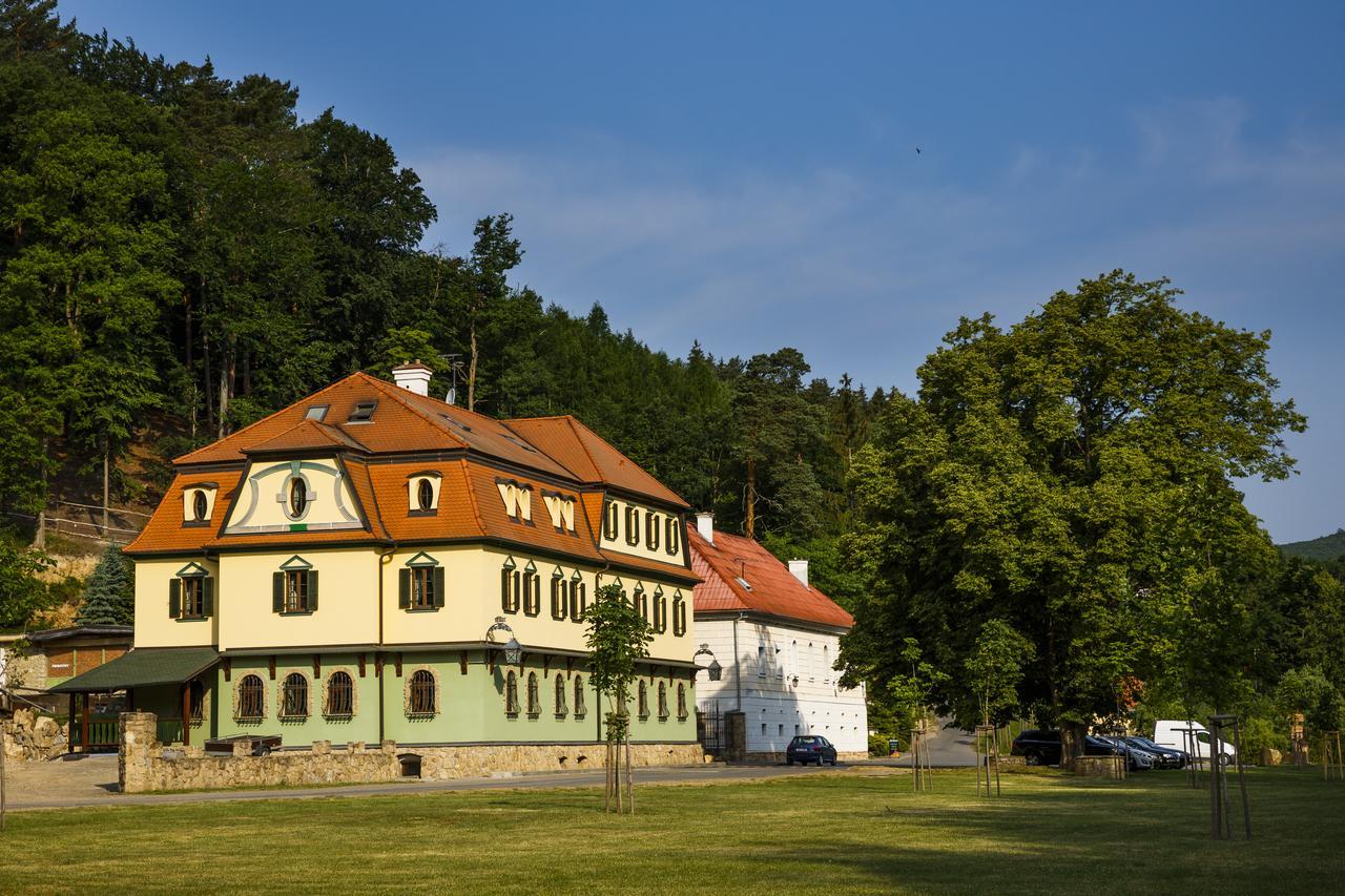 Lovecký zámeček Buchlovice Esterno foto