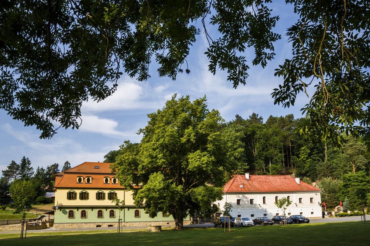 Lovecký zámeček Buchlovice Esterno foto