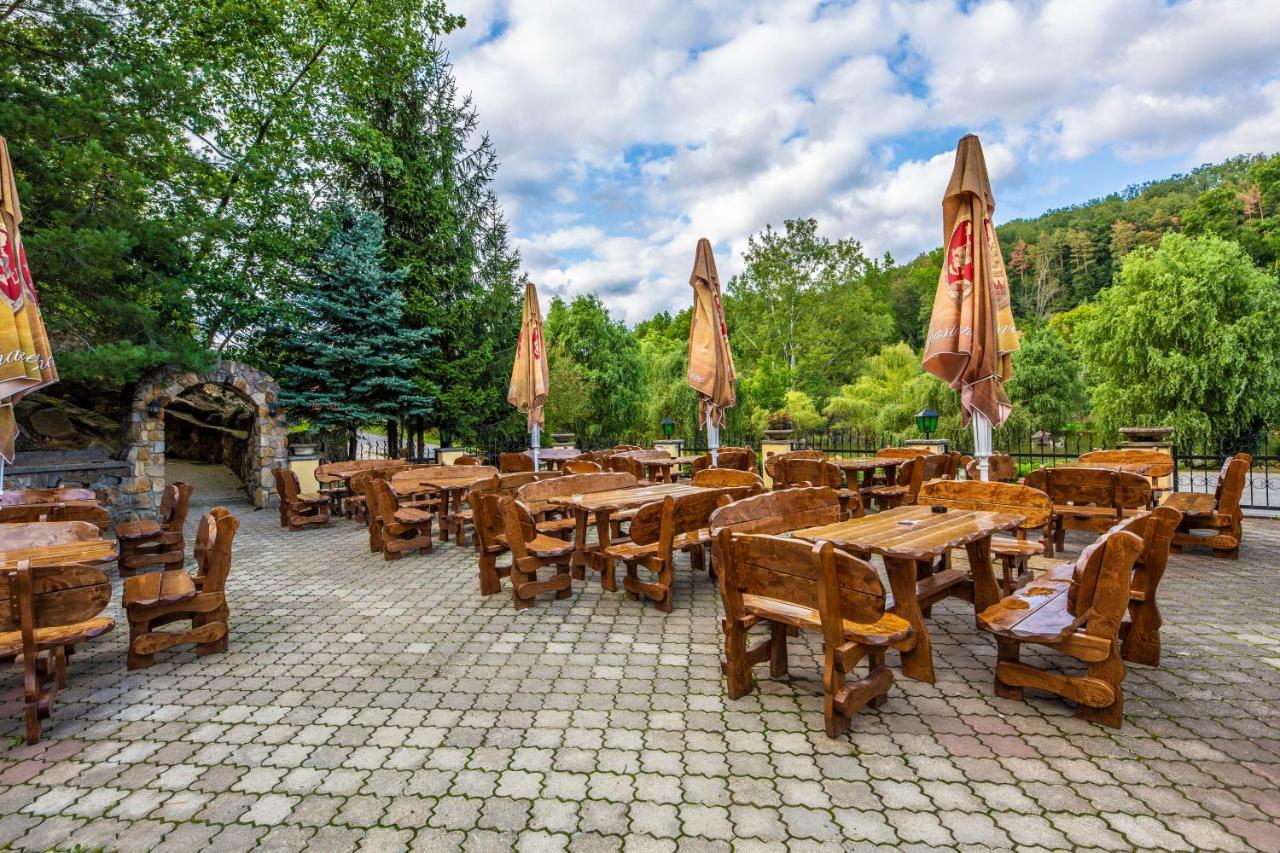 Lovecký zámeček Buchlovice Esterno foto