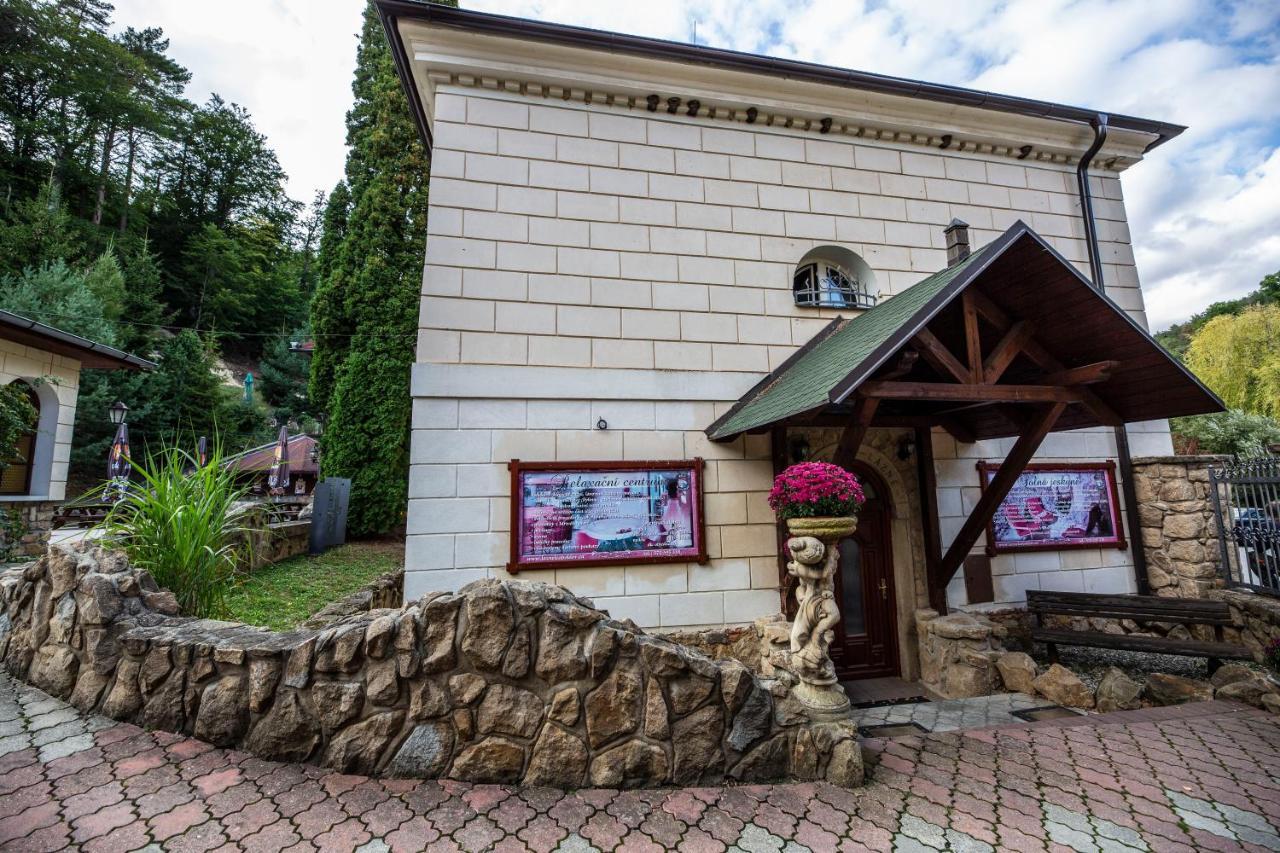 Lovecký zámeček Buchlovice Esterno foto